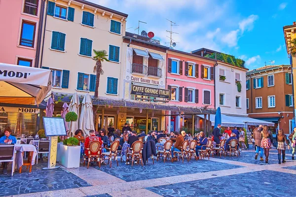 Sirmione Italien April 2022 Piazza Giosue Carducci Mit Überfüllten Terrassen — Stockfoto