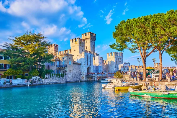 Hermoso Puerto Sirmione Con Pequeños Barcos Turísticos Pesqueros Contra Las — Foto de Stock