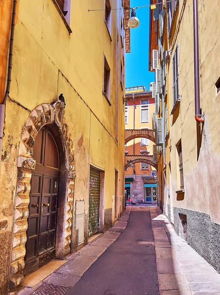 Calzavellia Street Στενό Πεζόδρομο Και Ψηλούς Χρωματιστούς Τοίχους Των Σπιτιών — Φωτογραφία Αρχείου