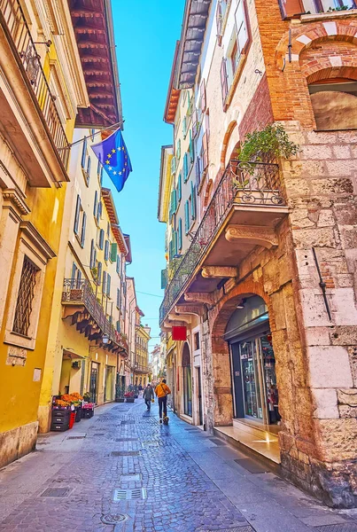 狭いコルソ ゴフレド マメリ通りを歴史ある家の家 カフェ ブレシア イタリア — ストック写真