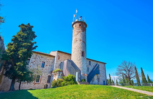 Horní Dvůr Hradu Brescia Štíhlou Věží Mirabella Zeleným Trávníkem Itálie — Stock fotografie