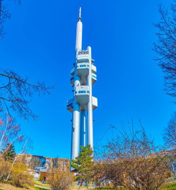 PRAG, CZECH REPUBLIC - 12 Mart 2022: Zizkov TV kulesiyle Mahlerovy Park, 12 Mart 'ta Prag, Çek Cumhuriyeti