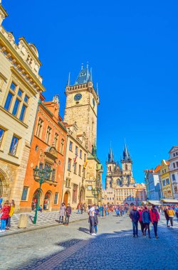 PRAGUE, CZECH REPUBLIC - 12 Mart 2022: Astronomik Saati ile Belediye Binası Kulesi, 12 Mart 'ta Çek Cumhuriyeti' nin Prag şehrinin en bilinen simgesidir.