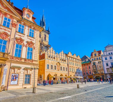 PRAG, CZECH REPUBLIC - 12 Mart 2022: Staromestske namesti, tarihi simgeler ve popüler restoranların yer aldığı merkez meydan, 12 Mart 'ta Prag, Çek Cumhuriyeti