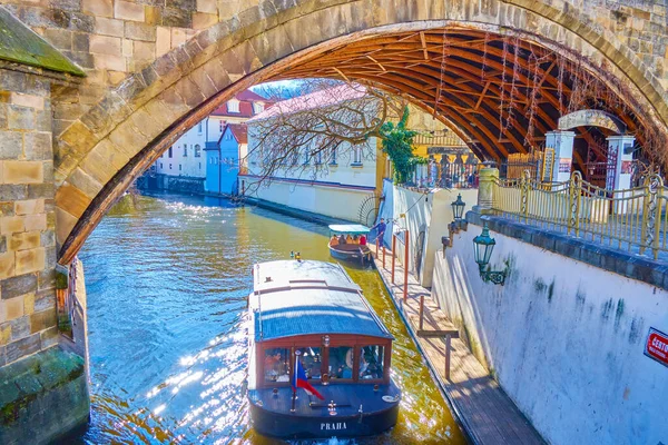 Kleine Toeristische Boot Vaart Onder Karelsbrug Wijk Mala Strana Praag — Stockfoto