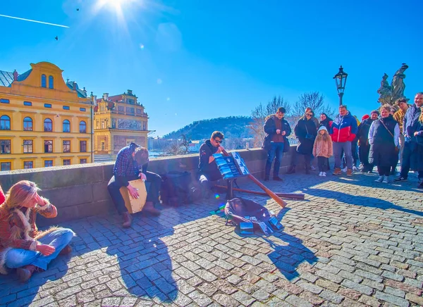 Praha Česká Republika Března 2022 Pouliční Hudebníci Hrají Karlově Mostě — Stock fotografie