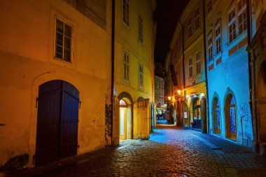 PRAGUE, CZECH REPUBLIC - Mart 04, 2022: Çek Cumhuriyeti Prag, Prag 'da 4 Mart' ta, dar ortaçağ sokaklarının labirentinde, kafeler, restoranlar ve hediyelik eşya dükkanlarıyla dolu Stare Mesto bölgesinde yürüyüş