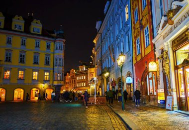 PRAGUE, CZECH REPUBLIC - Mart 04, 2022: Erkek Namesti (Küçük Meydan) etrafındaki malikanelerin büyük gece aydınlanmasıyla, Çek Cumhuriyeti Prag, Prag
