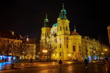 Çek Cumhuriyeti 'nin Prag kentindeki Staromestske (Eski Kent Meydanı)' nda güzel aydınlatılmış St. Nicholas Kilisesi