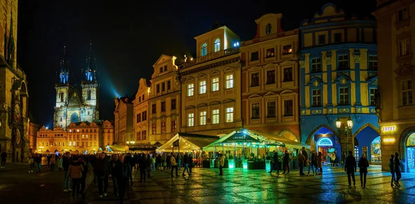 Czech Republic 2022年3月4日チェコ共和国プラハの旧市街広場にある歴史的家屋のパノラマ 屋外テラス付きのチェコ料理店が3月4日夜にライトアップされます — ストック写真