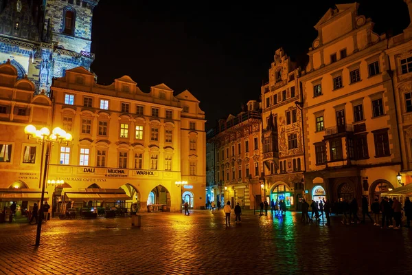 Czech Republic 2022年3月4日 夜は旧市街を散策し ユニークな照明の中で素晴らしい中世建築をお楽しみください 3月4日チェコ共和国プラハ — ストック写真