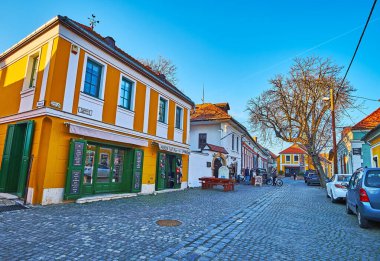 SZENTENDRE, HUNGARY - 24 Şubat 2022: Kafeleri, turist dükkanları, restoranları ve sanat galerileri olan turist yayası Bogdanyi Caddesi, Szentendre 'de 24 Şubat' ta