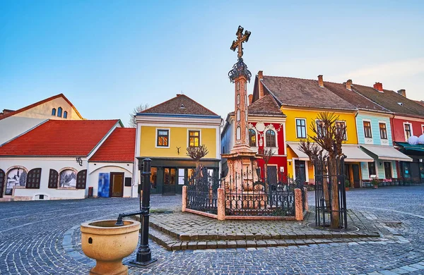 Χρωματιστά Σπίτια Και Σκαλιστά Πέτρα Πανούκλα Σταυρός Στην Κεντρική Πλατεία — Φωτογραφία Αρχείου