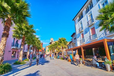 SIRMIONE, İtalya - 10 Nisan 2022: 10 Nisan 'da Sirmione' de restoranları, kafeleri ve turistler için otelleri olan rahat Piazza Flaminia