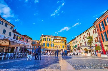 SIRMIONE, İtalya - 10 Nisan 2022: The Piazza Giosue Carducci 10 Nisan 'da Sirmione' de turistik tatil beldelerinden biridir.