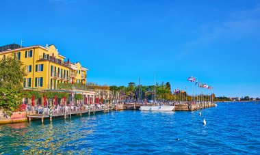 Bayraklı iskele, açık hava restoranları ve Garda Gölü, Sirmione, İtalya 'dan manzaralı oteller.
