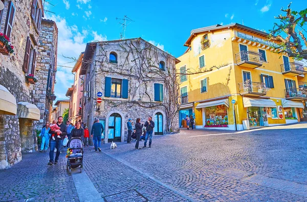 Sirmione Itálie 2022 Piazza Porto Valentino Historickými Domy Turistickými Obchody — Stock fotografie
