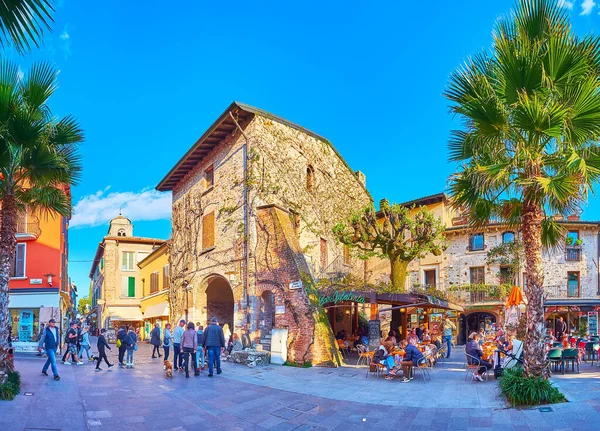 Sirmione Italy April 2022 Panorama Crowded Tourist Flaminia Street Small — Stock Photo, Image