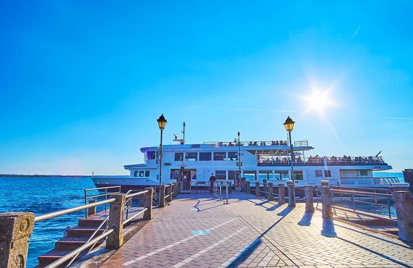 Puesta Sol Sobre Antiguo Muelle Madera Con Vistas Llegada Ferry — Foto de Stock