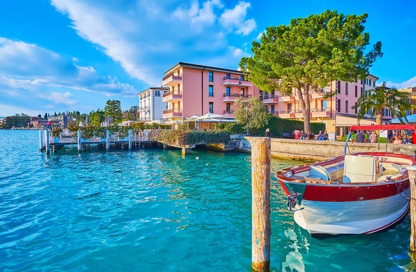 Azur Superficie Del Lago Garda Con Barco Amarrado Orilla Terrazas — Foto de Stock