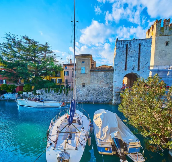 Barco Recreo Flotante Yates Amarrados Puerto Deportivo Sirmione Resort Lombardía — Foto de Stock