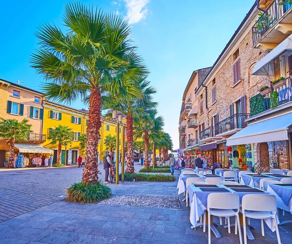 Sirmione Itália Abril 2022 Piazza Castello Com Casas Históricas Restaurantes — Fotografia de Stock