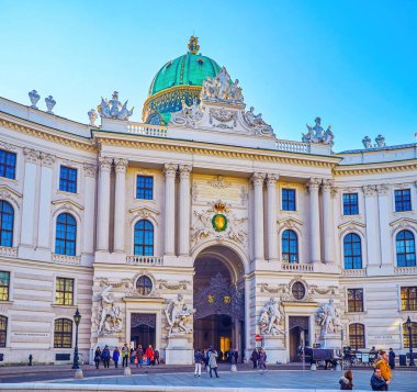 VIENNA, AUSTRIA - 17 Şubat 2019, Viyana, Avusturya 'da 17 Şubat' ta Michael 'ın Hofburg Sarayı' ndaki kanadının portallı ve geçitli olağanüstü cephesi
