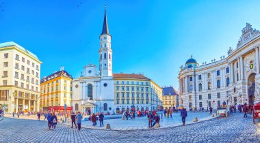 VIENNA, AUSTRIA - 17 Şubat 2019: St. Michael Kilisesi ve Hofburg Sarayı ile Michaelerplatz Meydanı Panoraması, 17 Şubat 'ta Viyana, Avusturya