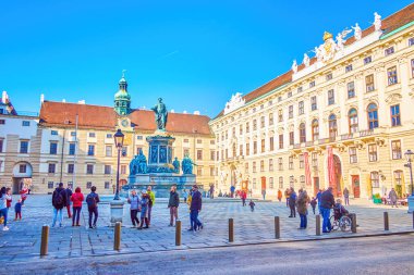 VIENNA, AUSTRIA - 17 Şubat 2019: Hofburg Sarayı 'nın iç Burgplatz meydanı ve ortasında 1. Kaiser Franz anıtı, 17 Şubat' ta Viyana, Avusturya 'da