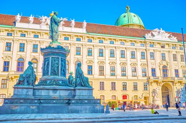 VIENNA, AUSTRIA - 17 Şubat 2019: Kaiser-Franz-Denkmal (I. Kaiser Anıtı) Hofburg Sarayı 'nın In der Burg Meydanı, 17 Şubat' ta Viyana, Avusturya