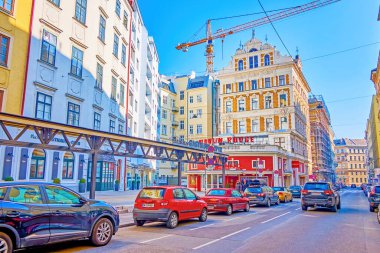 VIENNA, AUSTRIA - 17 Şubat 2019: Eski Viyana 'da dar sokaklar boyunca 17 Şubat' ta Avusturya 'nın Viyana kentinde yürüyüş