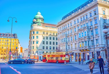 VIENNA, AUSTRIA - 17 Şubat 2019: Eski Riunione Adriatica di Sicurta sigorta şirketinin tarihi binası ile Albertinaplatz Meydanı 'nda Trafiği Yürüt