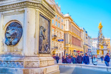 VIENNA, AUSTRIA - 17 Şubat 2019 'da Avusturya' nın Viyana kentinde Leopold Çeşmesi 'nin bodrum katında Aslan Başı ve bronz levrek kabartması