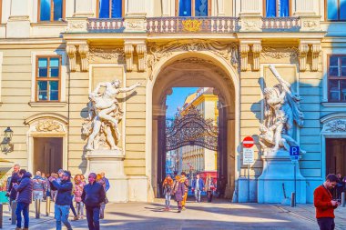 VIENNA, AUSTRIA - 17 Şubat 2019: 17 Şubat 'ta Avusturya' nın Viyana kentinde, Michaelerplatz Meydanı 'na giden Hofburg İmparatorluk Başbakanlık Kanadı' nda heykelleri olan kapılar
