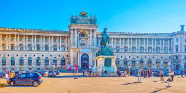 VIENNA, AUSTRIA - 17 Şubat 2019: Hofburg 'un Neue Burg Wing Panoraması ve önplanda Savoy' lu Eugene heykeli, 17 Şubat 'ta Avusturya' nın Viyana kentinde