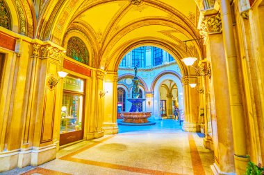 VIENNA, AUSTRIA - 17 Şubat 2019: Tarihi Palais Ferstel alışveriş geçidi boyunca 17 Şubat 'ta Avusturya' nın Viyana kentinde yürüyüş