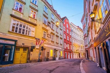 VIENNA, AUSTRIA - 17 Şubat 2019 'da Avusturya' nın Viyana kentinde, Schonlaterngasse caddesi boyunca renkli ortaçağ evleriyle akşam yürüyüşü
