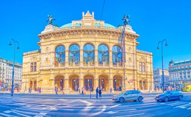 VIENNA, AUSTRIA - 17 Şubat 2019: Wiener Staatsoper (Opera Salonu) ve Ringstrasse 'nin ana cephesinin Panoramasını 17 Şubat' ta Avusturya 'nın Viyana kentinde yürüyüş