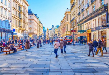 VIENNA, AUSTRIA - 17 Şubat 2019: Orta bölgedeki en popüler yaya sokağı olan Crowded Graben, 17 Şubat 'ta Viyana, Avusturya