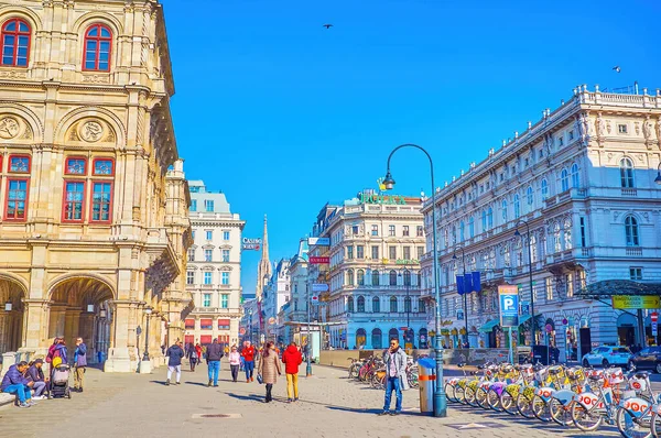 ウィーン オーストリア 2019年2月17日 オーストリアのウィーンで2月17日に オペラハウスなどのランドマークがある中心街 カルンター通りを歩いてください — ストック写真