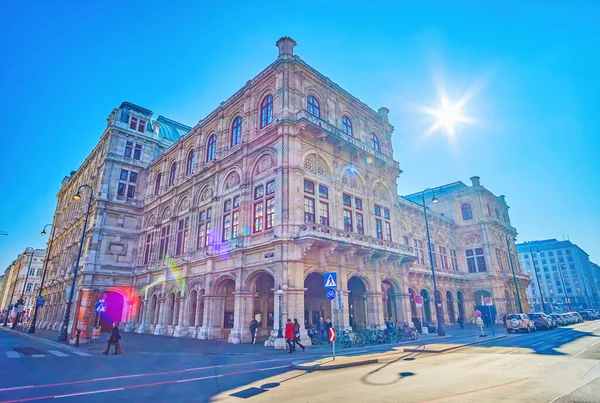 奥地利 维也纳 2019年2月17日 2月17日 奥地利 维也纳 从操行街步行到经典风格的维也纳国家歌剧院 — 图库照片