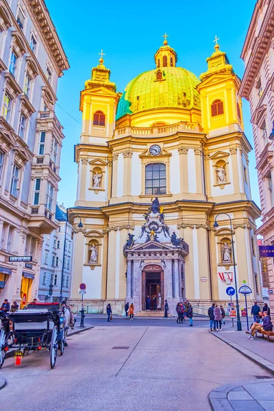 维也纳 澳大利亚 2019年2月17日 2月17日 奥地利维也纳 圣彼得教堂 具有漂亮的巴洛克立面 前排有旅游马车 — 图库照片