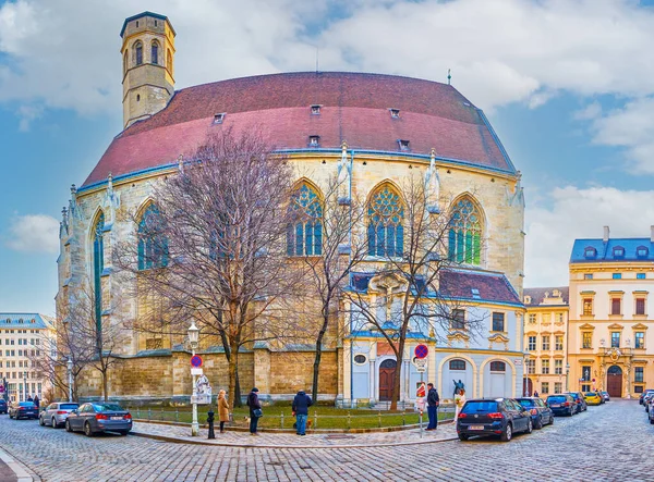 奥地利维也纳 2019年2月17日 2月17日 奥地利维也纳一座巨大的Minoritenkirche教堂采用法国哥特式风格 有巨大的窗户和不同寻常的钟楼 — 图库照片