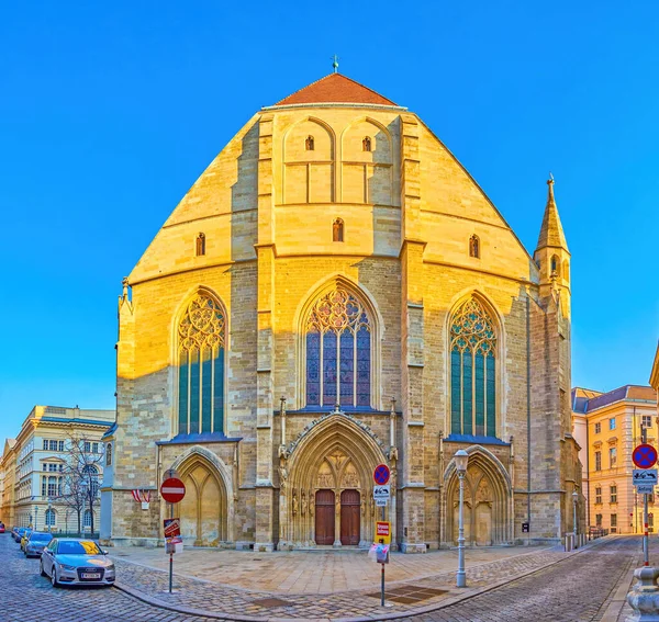 Vienna Áustria Fevereiro 2019 Fachada Minoritenkirche Com Grandes Janelas Estilo — Fotografia de Stock
