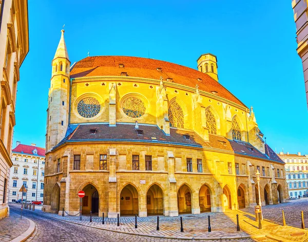 Gran Iglesia Minoritenkirche Estilo Gótico Francés Situada Los Alrededores Casas — Foto de Stock