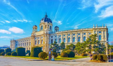 Avusturya, Viyana 'da Maria-Theresien-Platz meydanında süs bahçesi olan Doğal Tarih Müzesi Panoraması