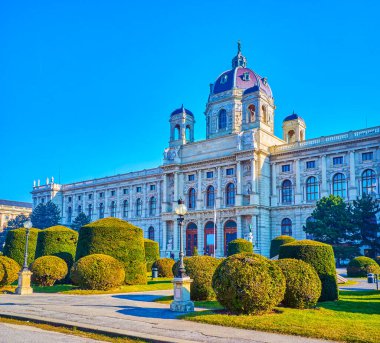 VIENNA, AUSTRIA - 17 Şubat 2019: Maria-Theresien-Platz 'in süslenmiş süs parkı aracılığıyla 17 Şubat' ta Avusturya 'nın Viyana kentinde bulunan Sanat Tarihi Müzesi