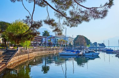 Maggiore Gölü, Locarno, İsviçre 'de demirli tekneleri ve küçük yelkenli yatları olan tersaneler.