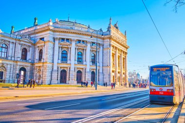 VIENNA, AUSTRIA - 17 Şubat 2019: Modern şehir tramvayı 17 Şubat 'ta Avusturya' nın Viyana kentinde, Burgtiyatronun karşısındaki Ringstrasse 'de durur.