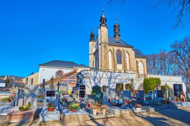 KUTNA HORA, CZECH REUBLIC - 9 Mart 2022: Sedlec Ossuary 'nin iskeletleri ve insan kemikleri dekorasyonuyla ünlü mezarlığı ve dışı, 9 Mart' ta Kutna Hora